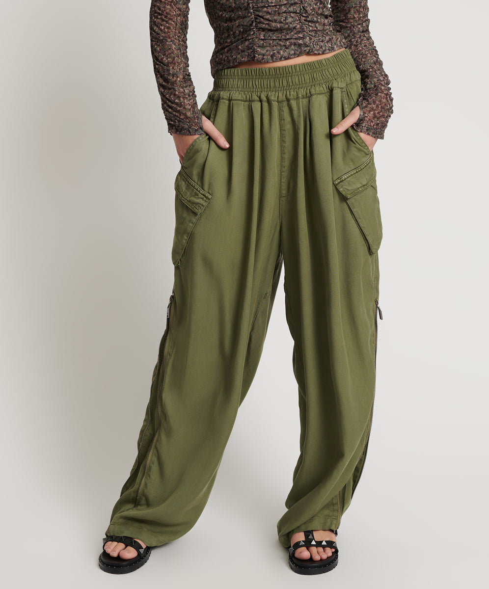 KHAKI TENCEL PARACHUTE PANTS